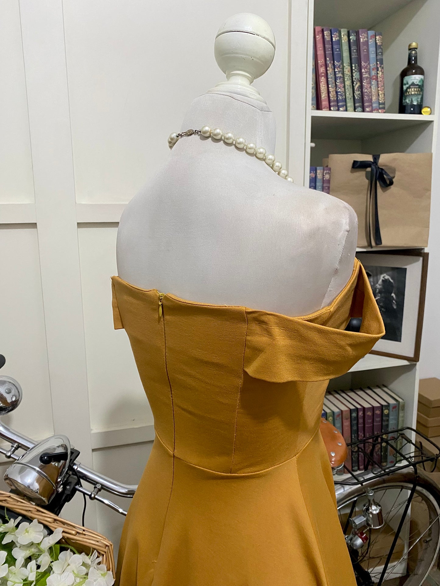 Carla, vestido corto línea A mostaza hombros descubiertos