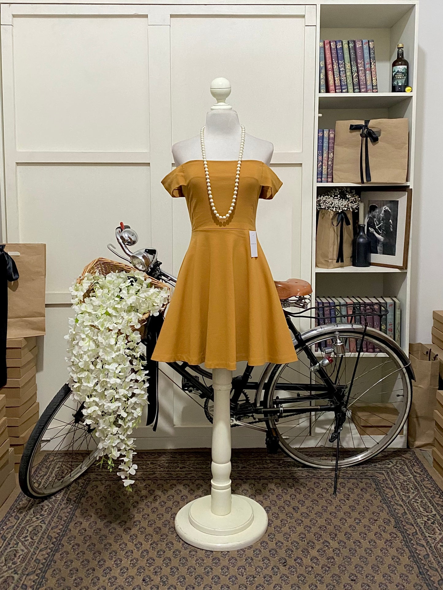 Carla, vestido corto línea A mostaza hombros descubiertos