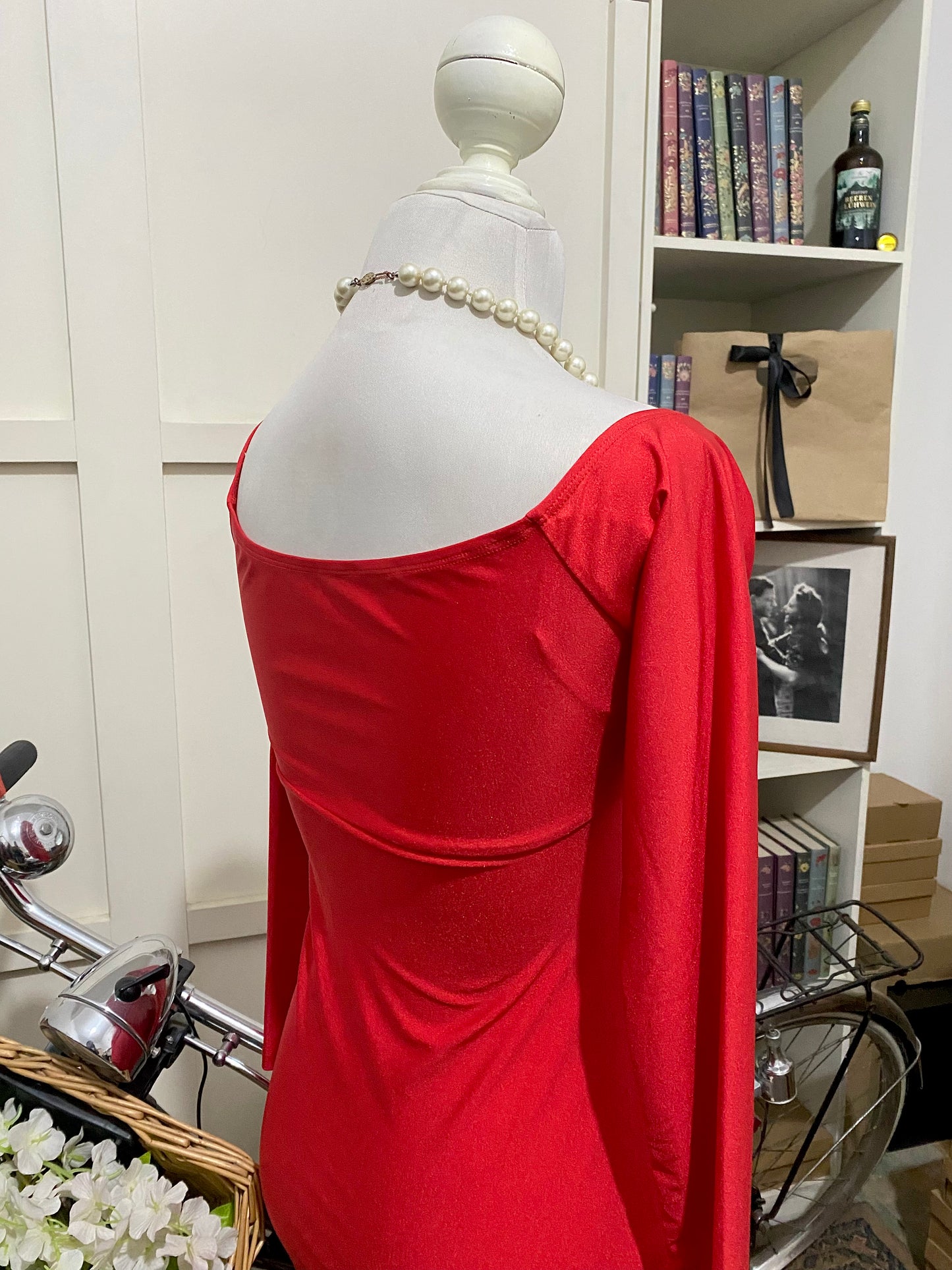 Ana, vestido midi ajustado rojo manga larga