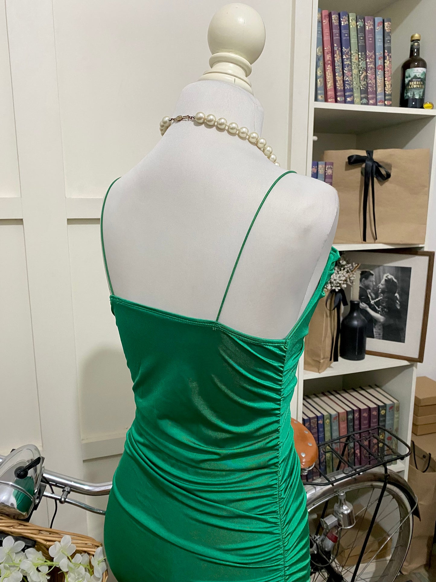 Larisa, vestido midi ajustado verde tirantes