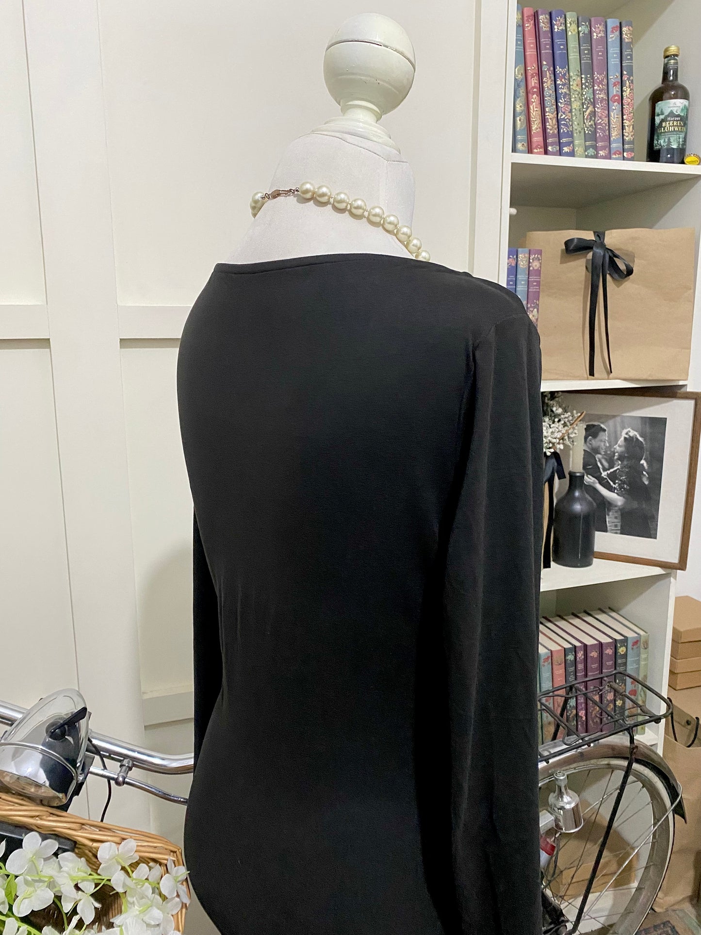 Astrid, vestido midi ajustado negro manga larga