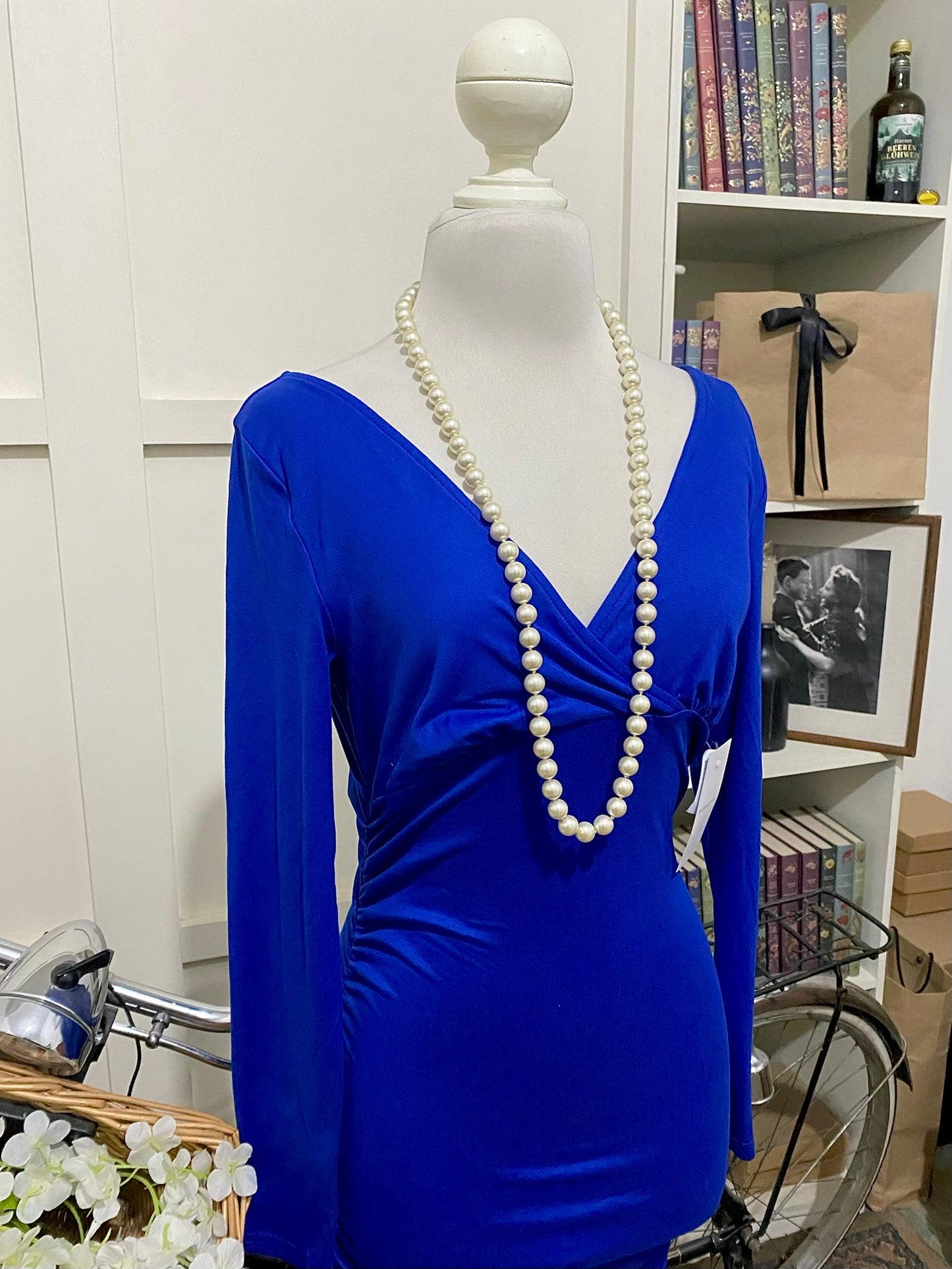 Astrid, vestido midi ajustado azul rey o real manga larga