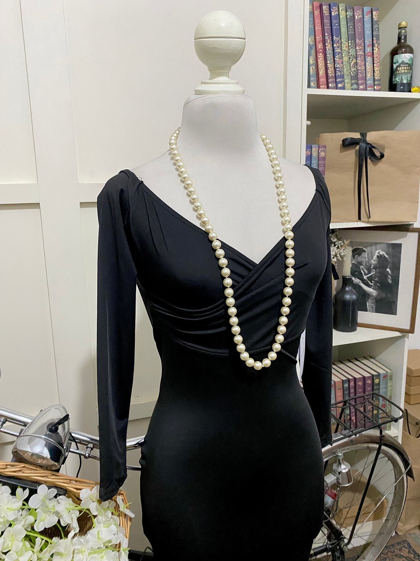 Ana, vestido midi ajustado negro mate manga larga