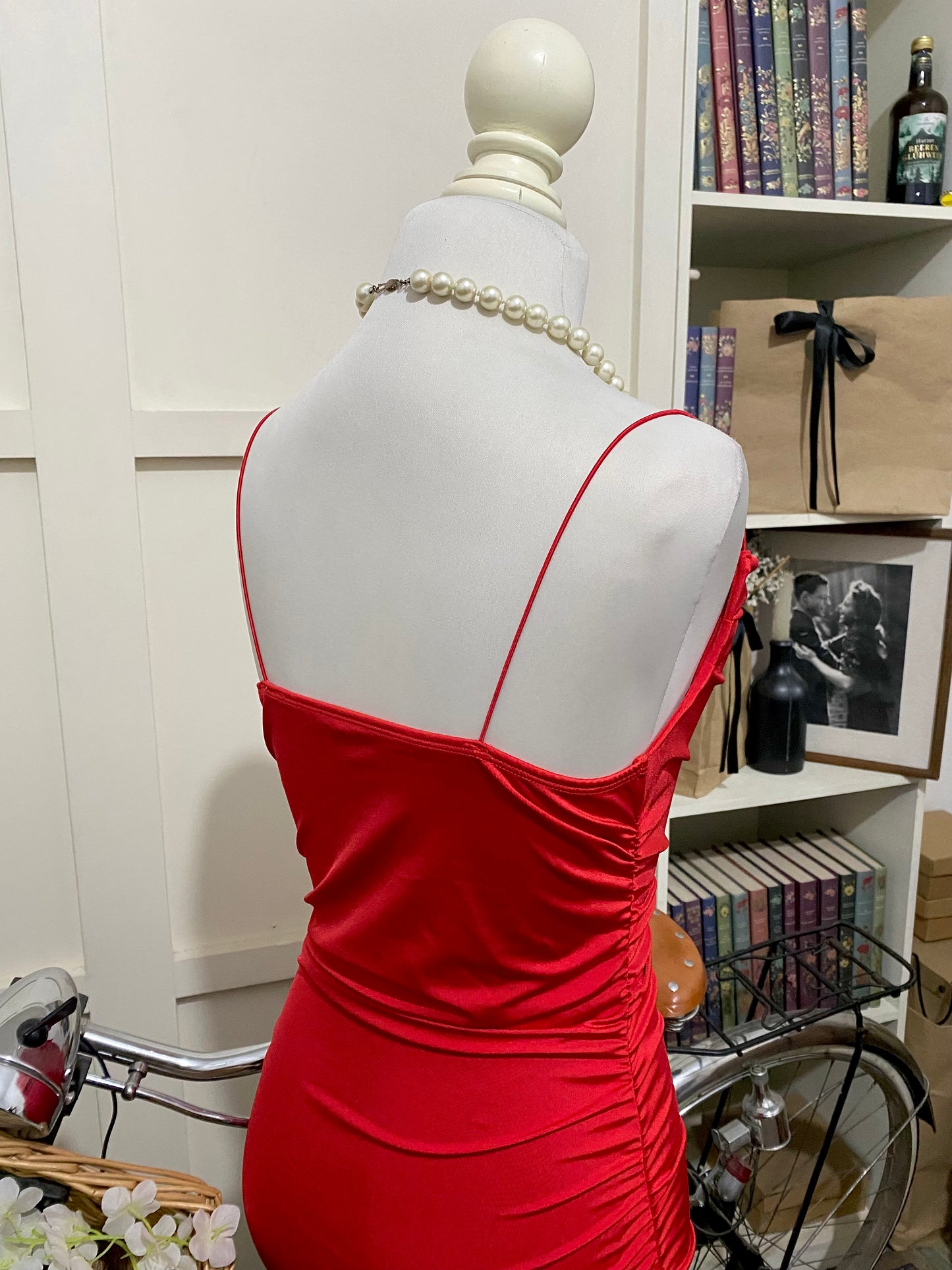 Larisa, vestido midi ajustado rojo tirantes