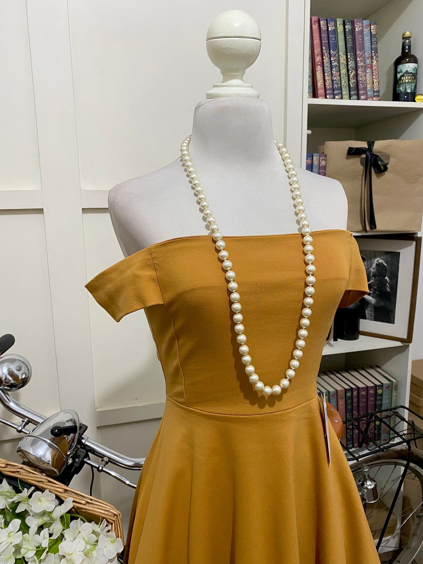 Carla, vestido corto línea A mostaza hombros descubiertos