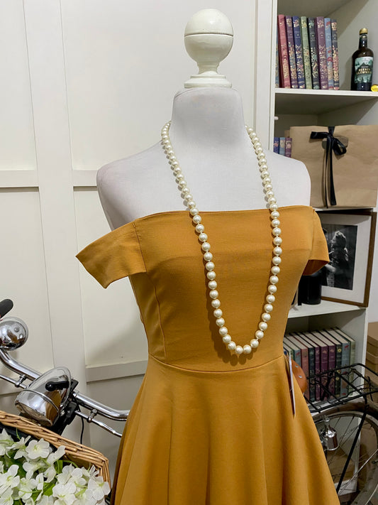 Carla, vestido corto línea A mostaza hombros descubiertos