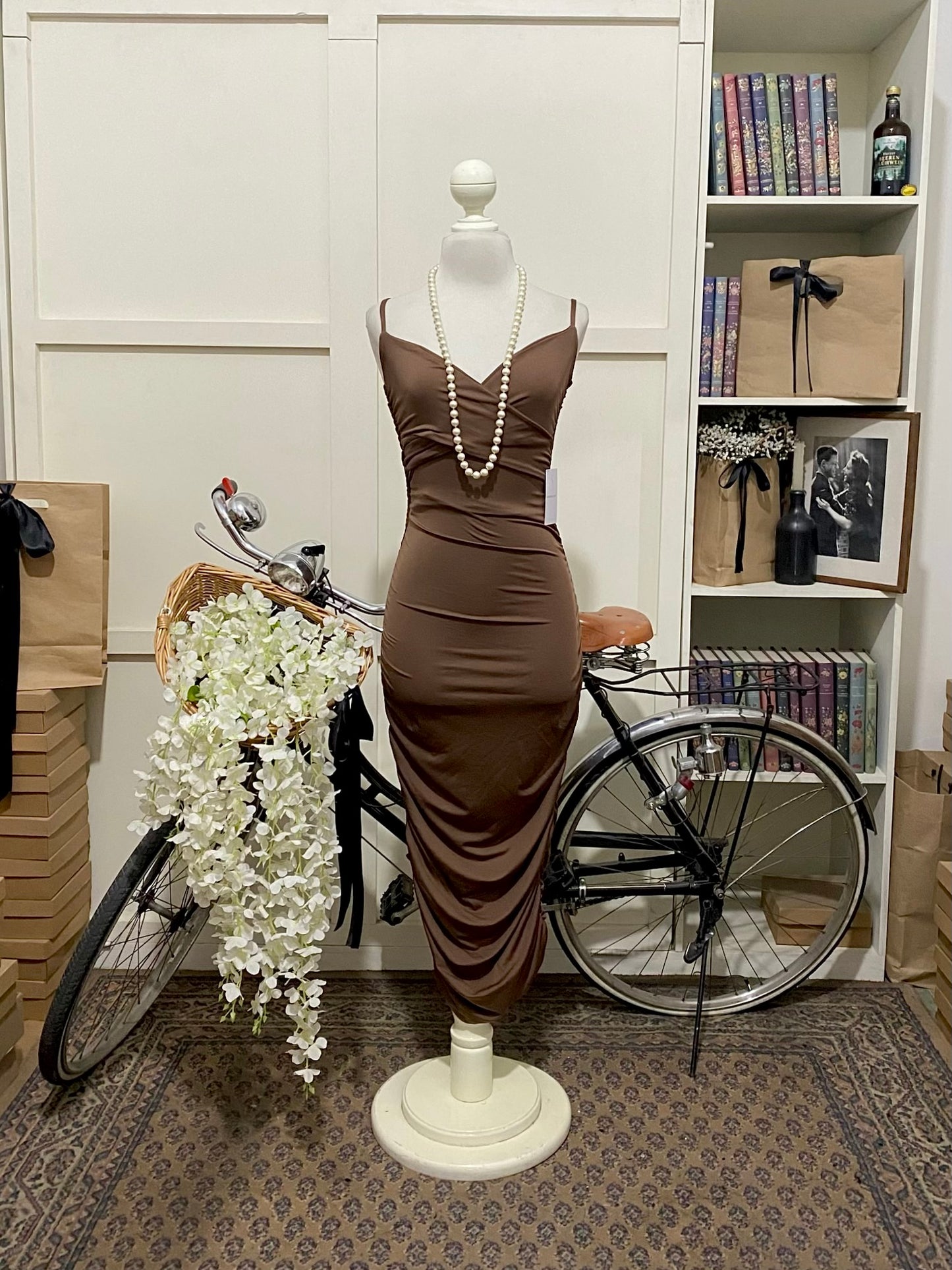 Johana, vestido midi ajustado café integral tirantes