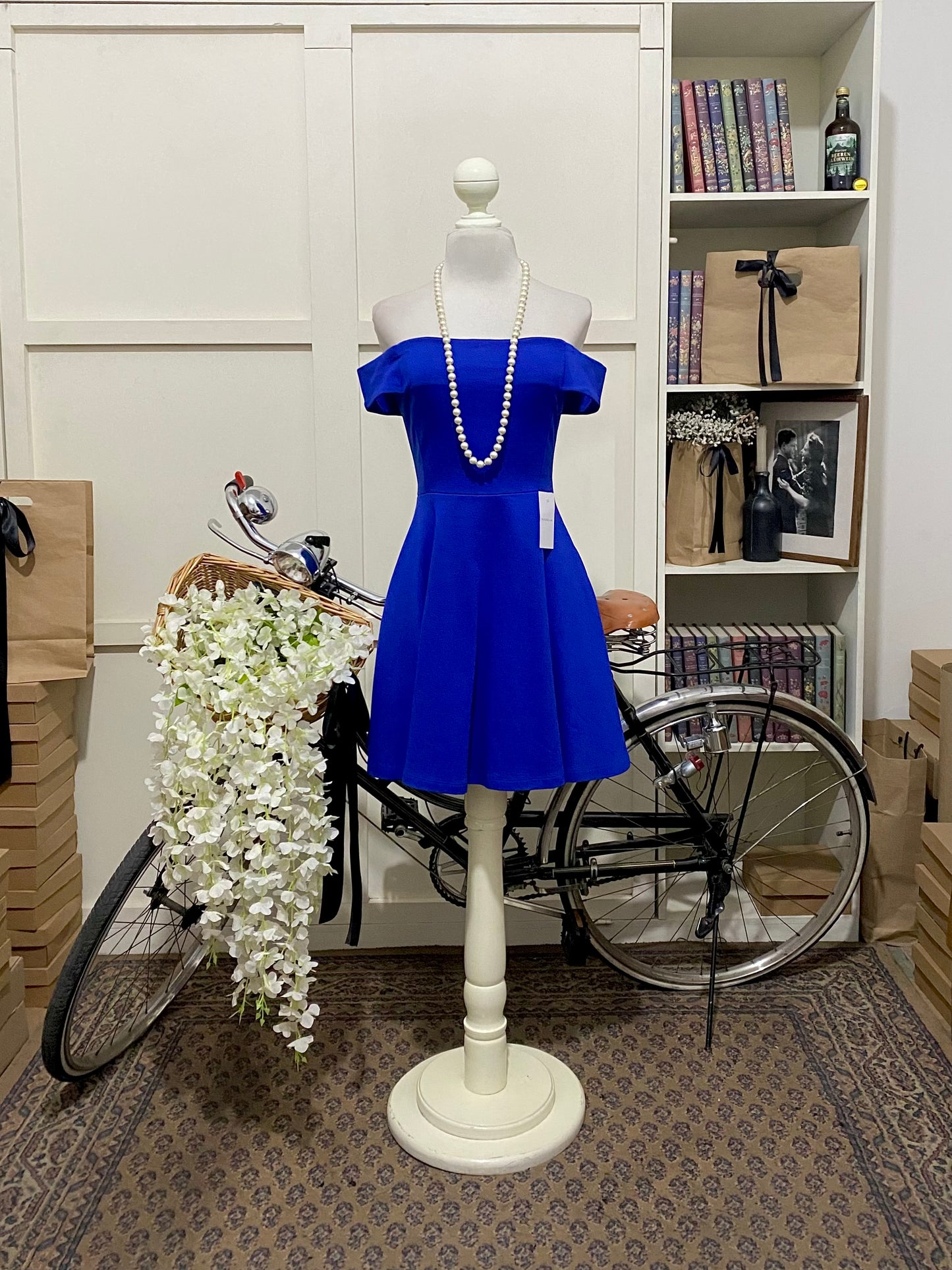 Michaela, vestido corto línea A azul rey o real hombros descubiertos