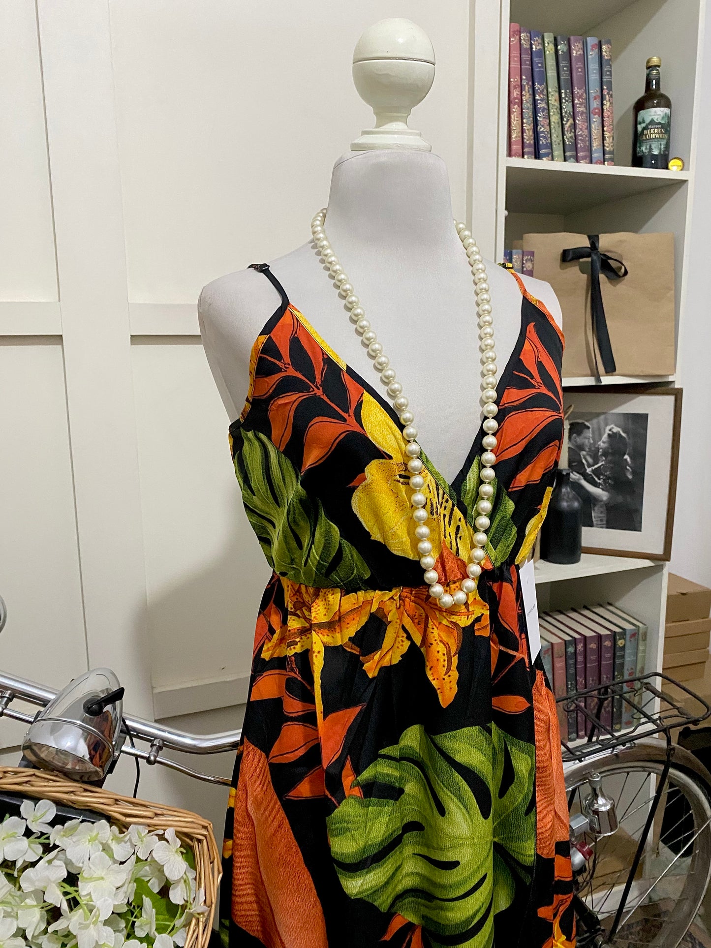 Vestido midi línea A negro flores tirantes