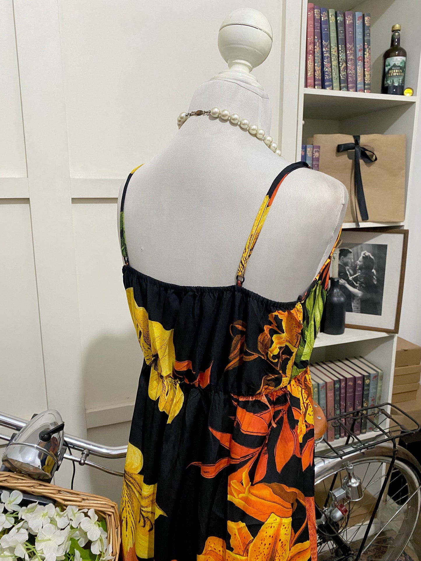 Vestido midi línea A negro flores tirantes