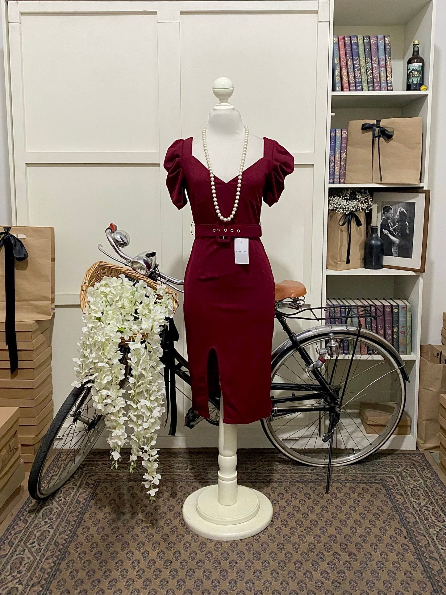 Vestido midi ajustado burdeos o tinto manga corta