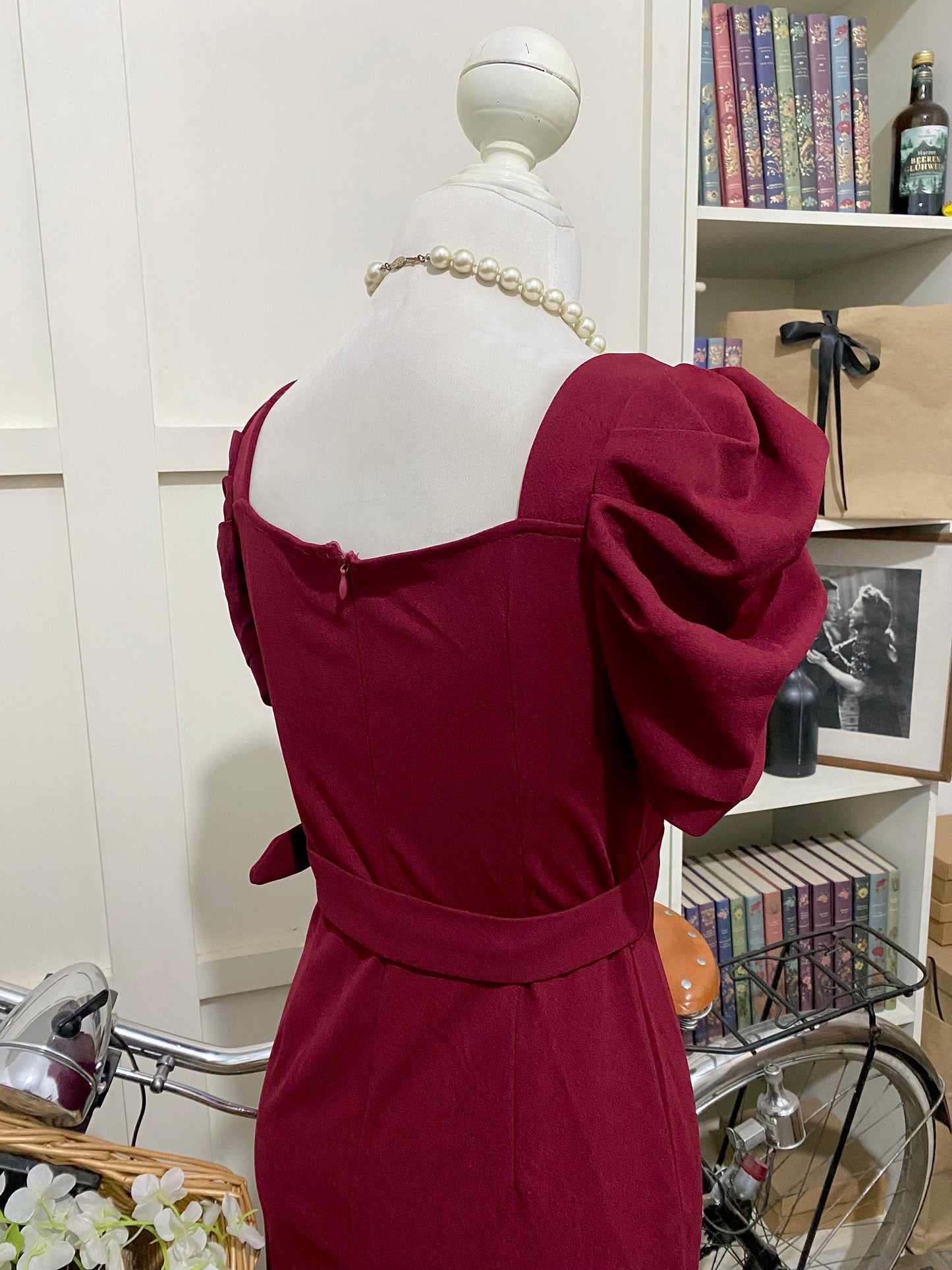 Vestido midi ajustado burdeos o tinto manga corta