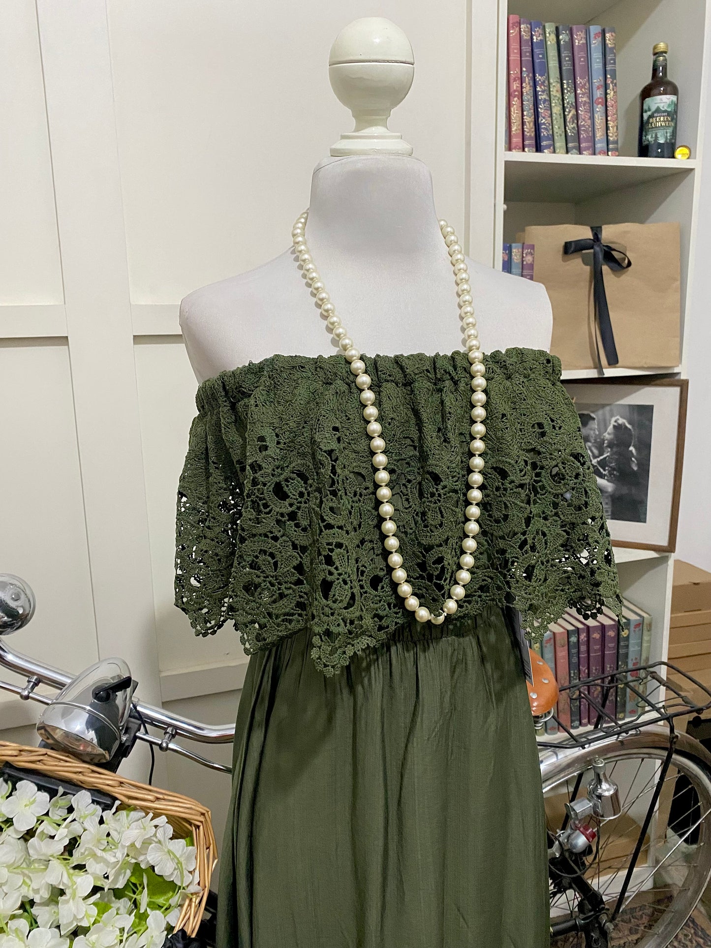 Vestido midi linea A verde militar hombros descubiertos