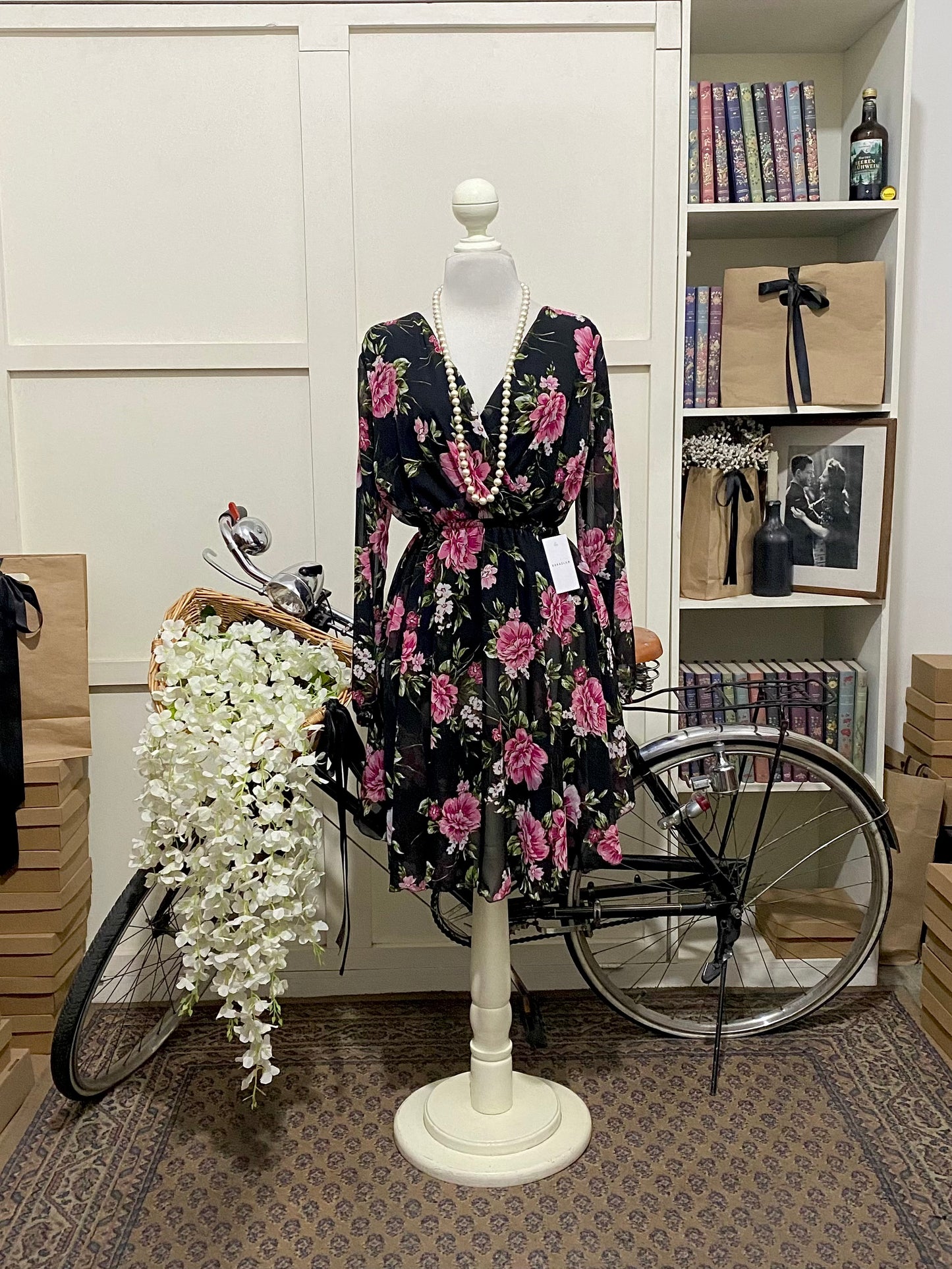 Vestido corto línea A negro flores manga larga