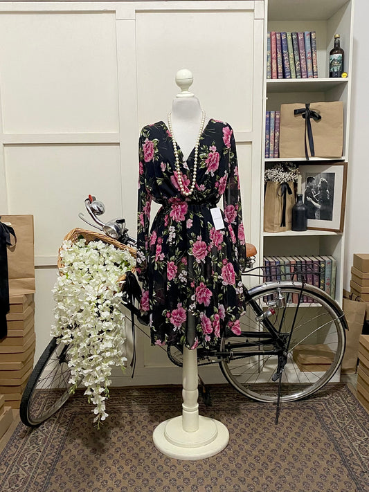 Vestido corto línea A negro flores manga larga