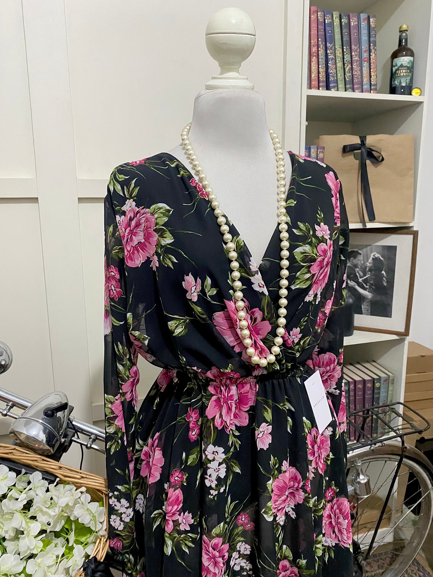 Vestido corto línea A negro flores manga larga