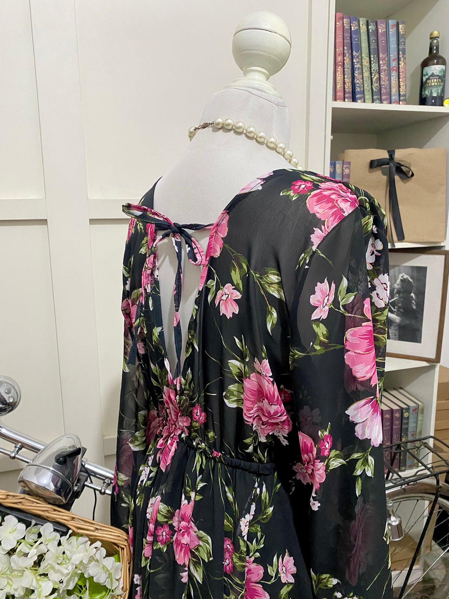 Vestido corto línea A negro flores manga larga