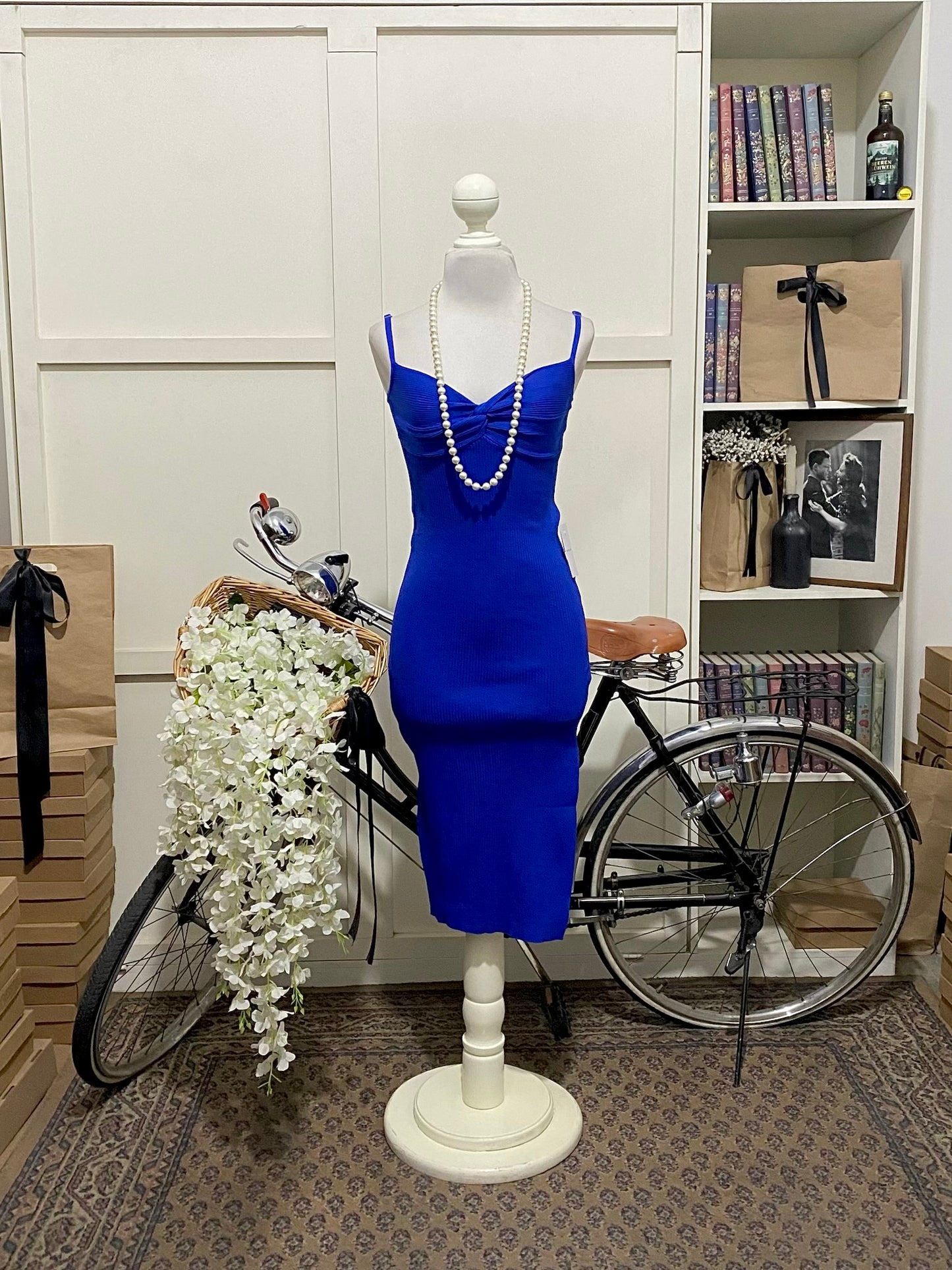 Vestido midi ajustado azul rey o real tirantes