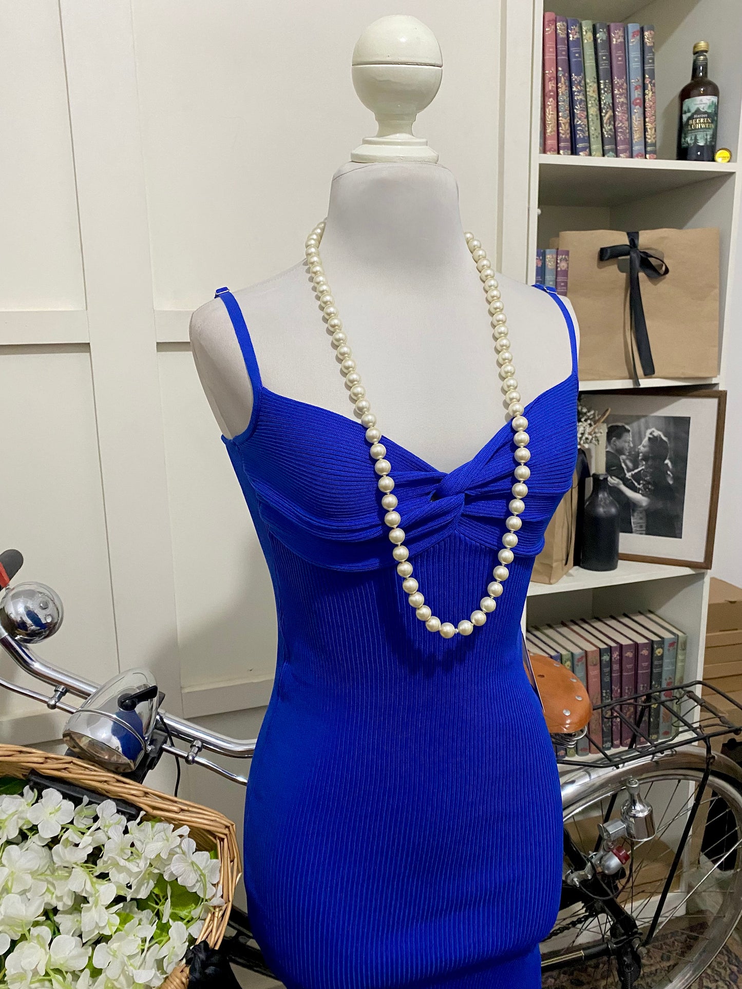 Vestido midi ajustado azul rey o real tirantes