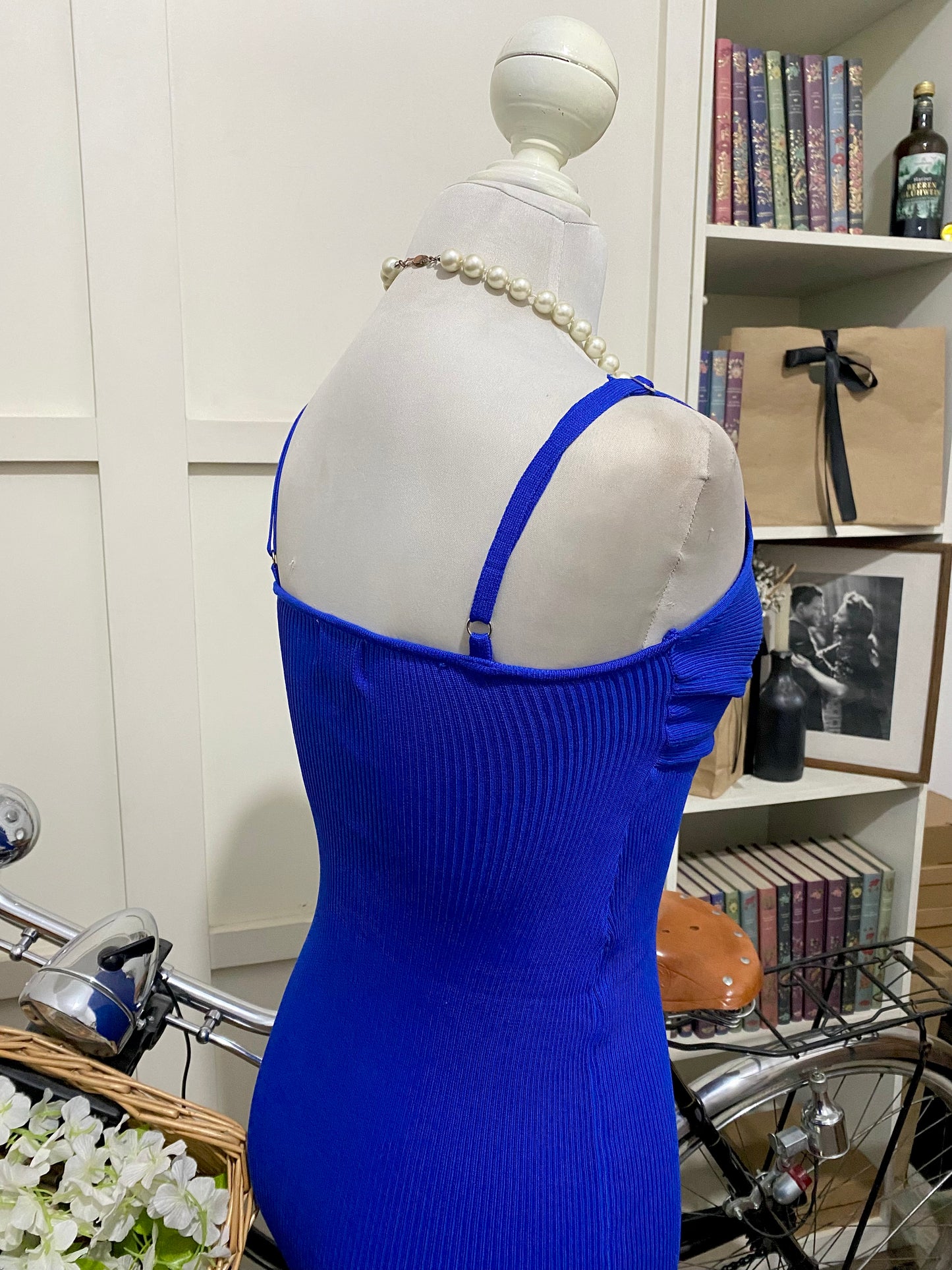 Vestido midi ajustado azul rey o real tirantes