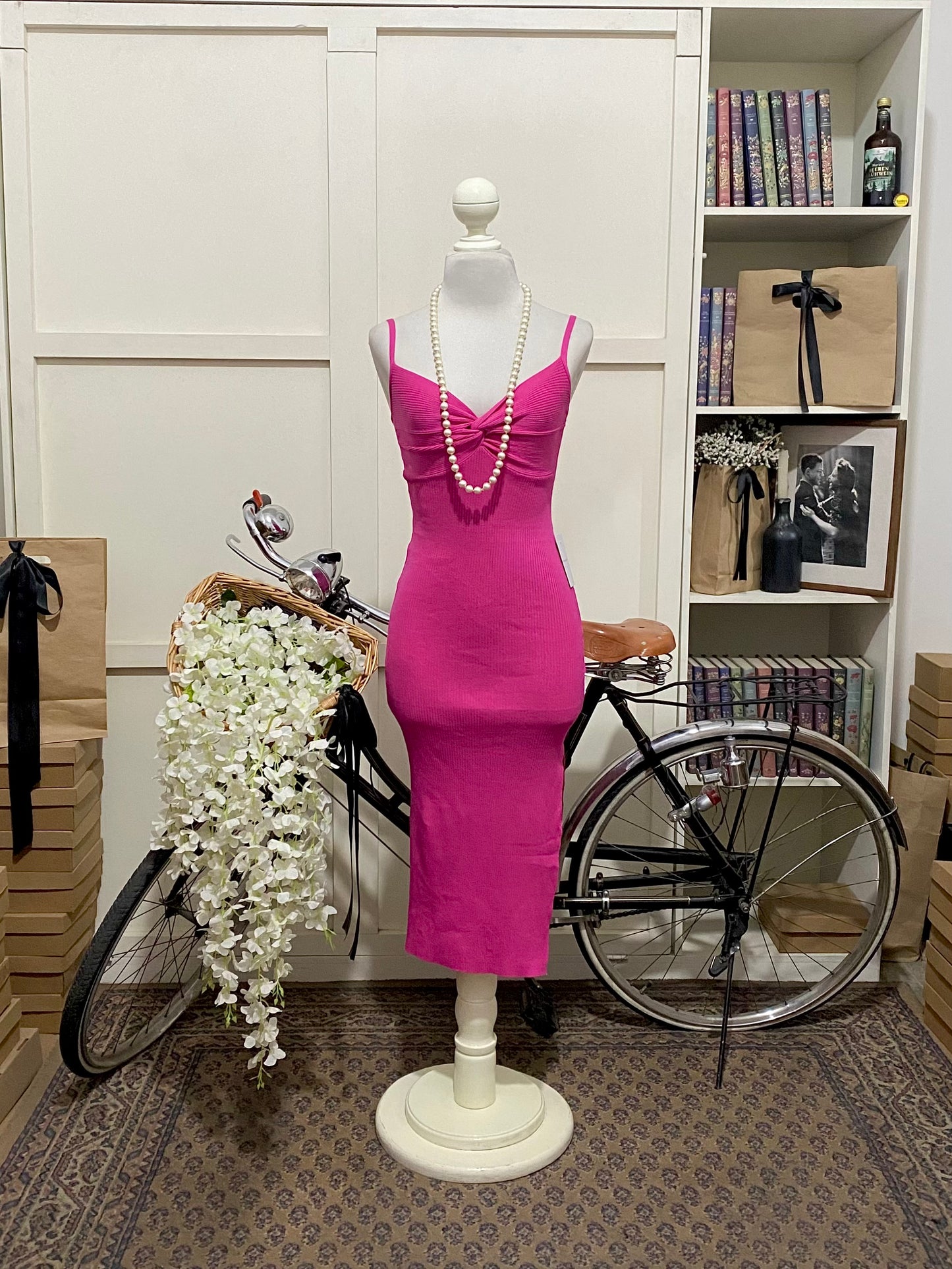 Vestido midi ajustado fucsia tirantes