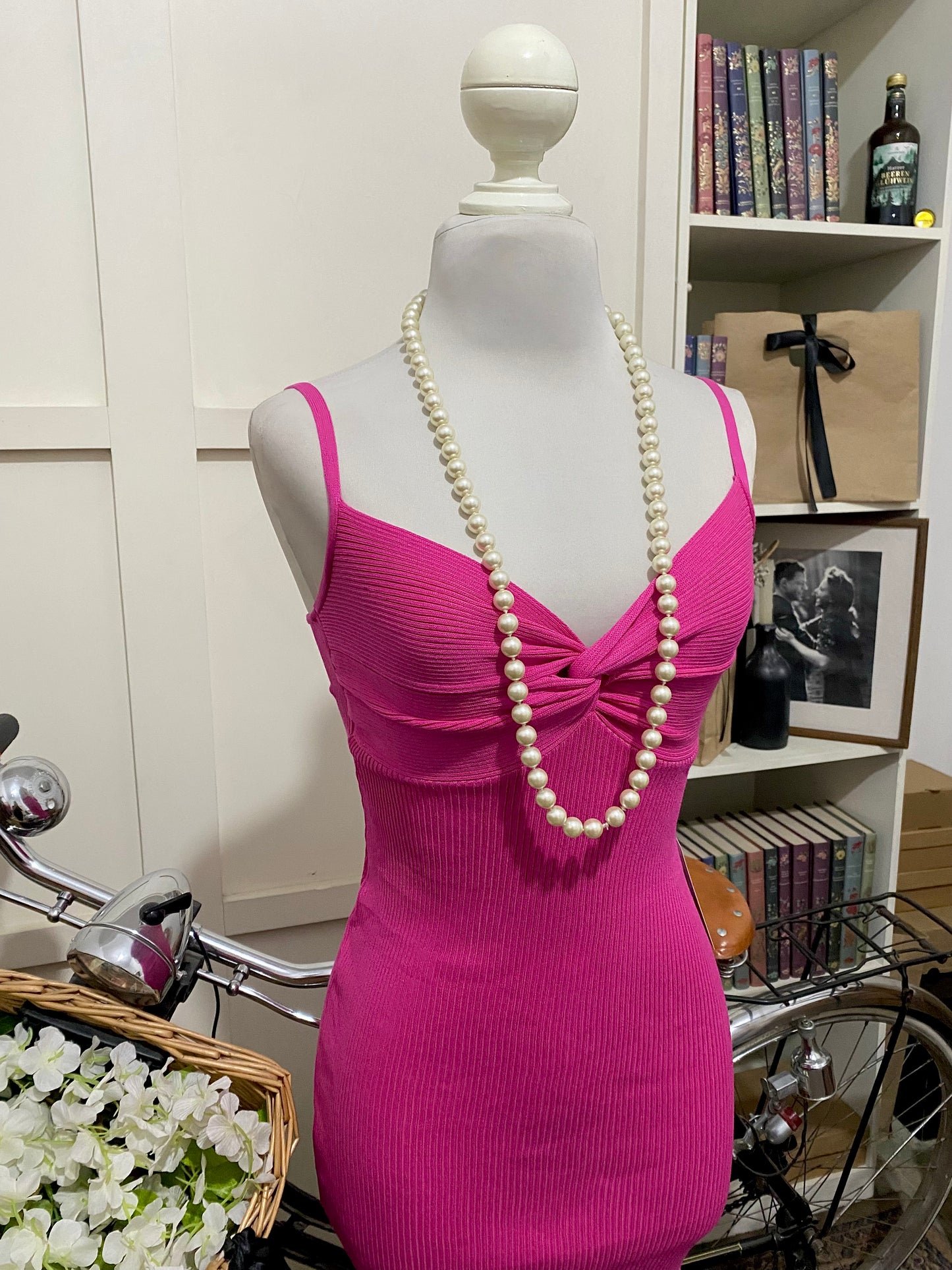 Vestido midi ajustado fucsia tirantes
