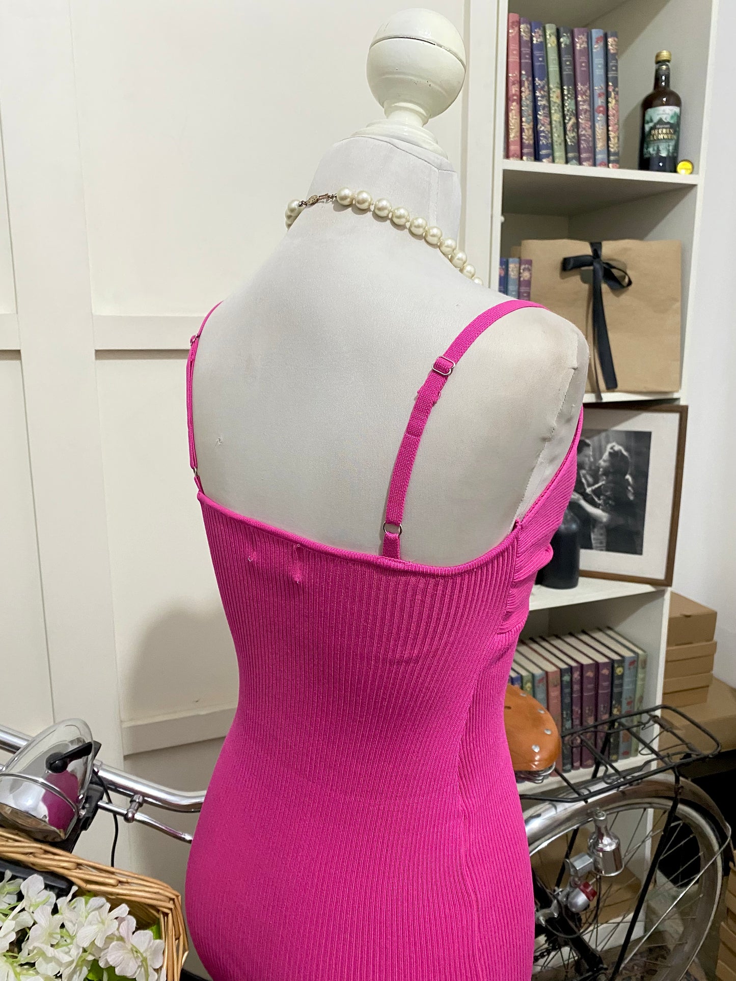 Vestido midi ajustado fucsia tirantes