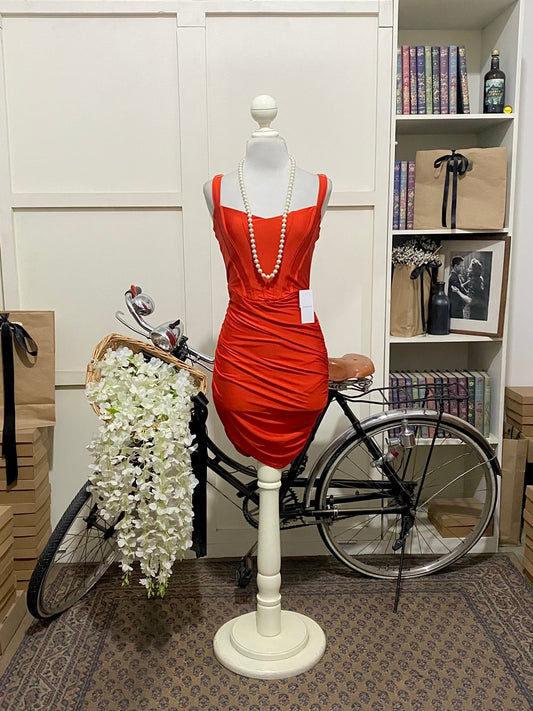 Berila, vestido corto ajustado rojo tirantes