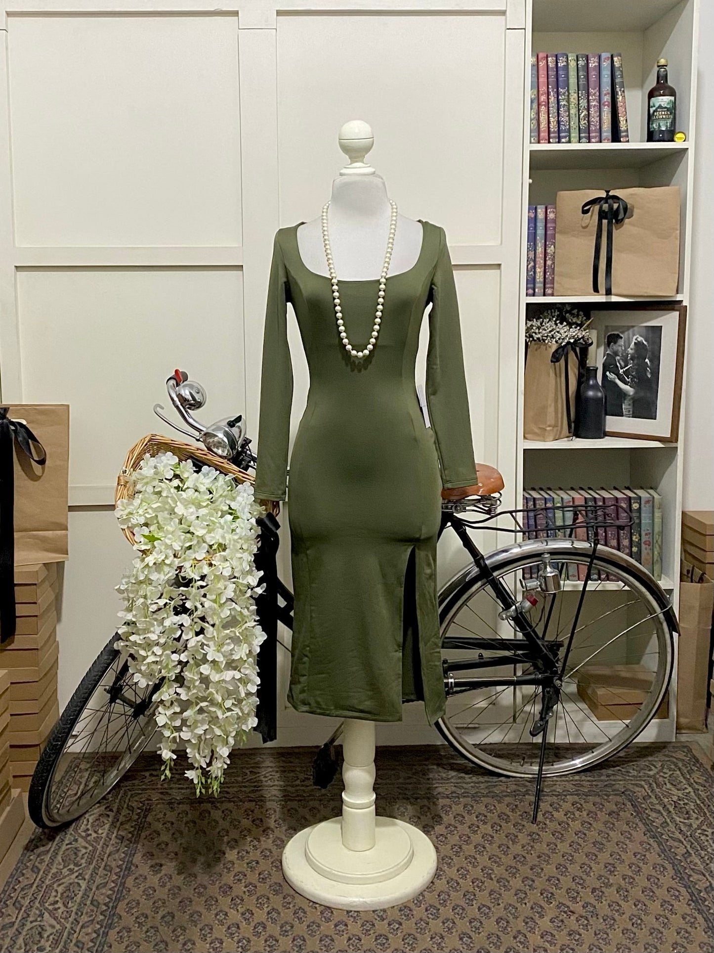 Estelle, vestido midi ajustado verde militar manga larga