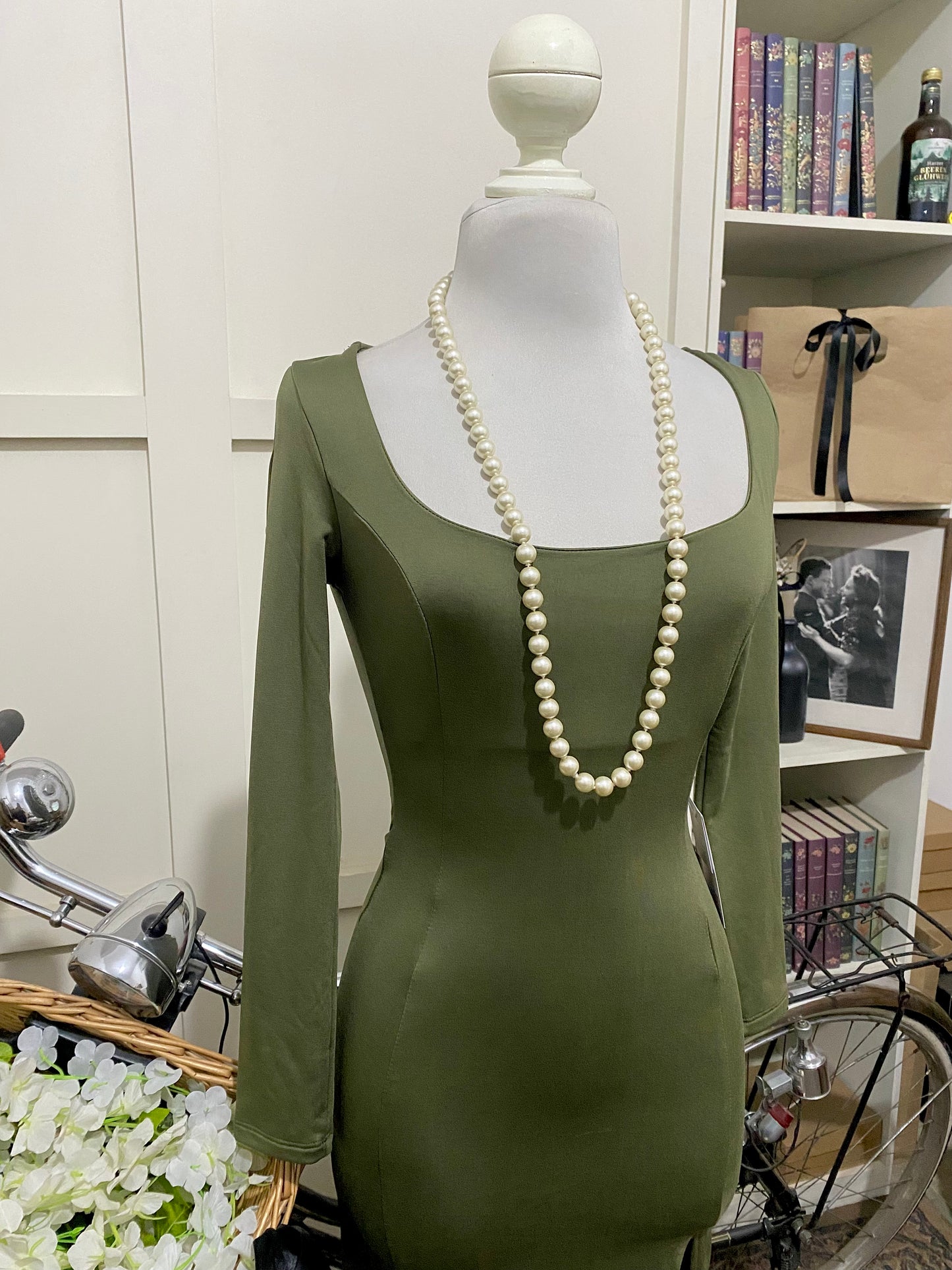 Estelle, vestido midi ajustado verde militar manga larga