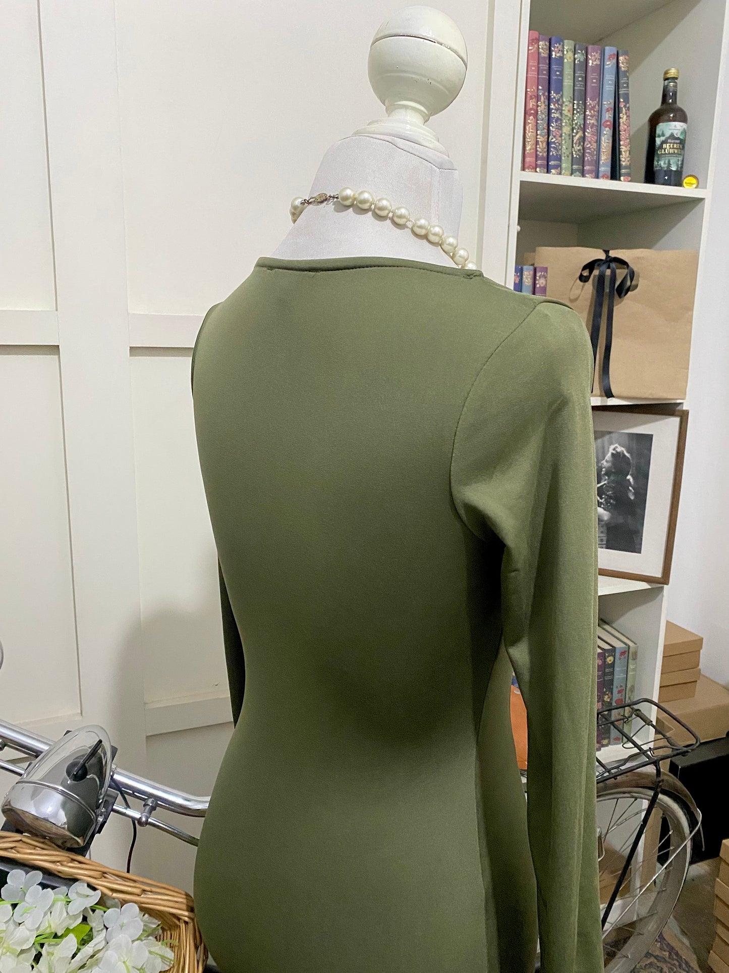 Estelle, vestido midi ajustado verde militar manga larga