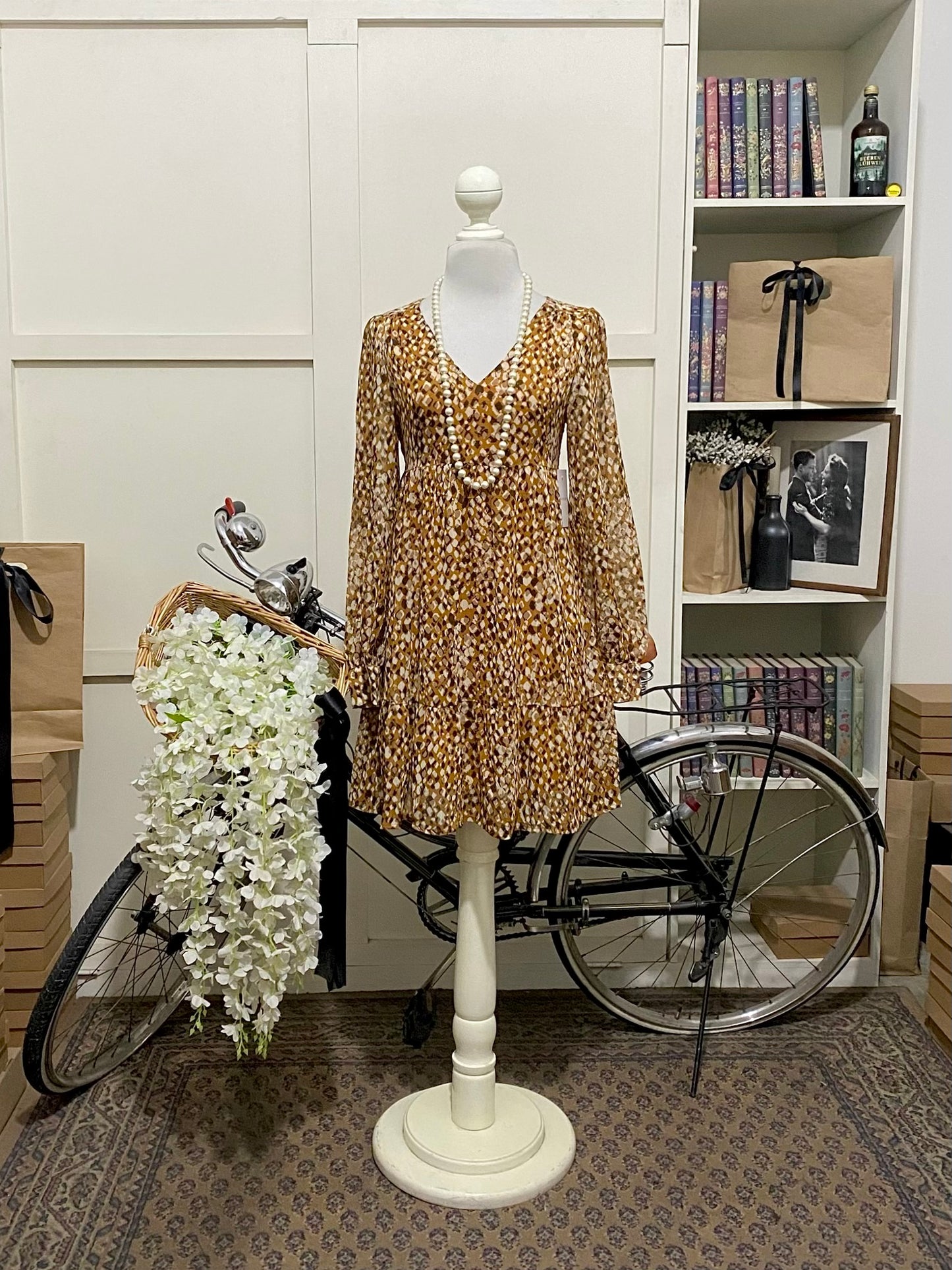 Fania, vestido corto línea A café integral estampado manga larga