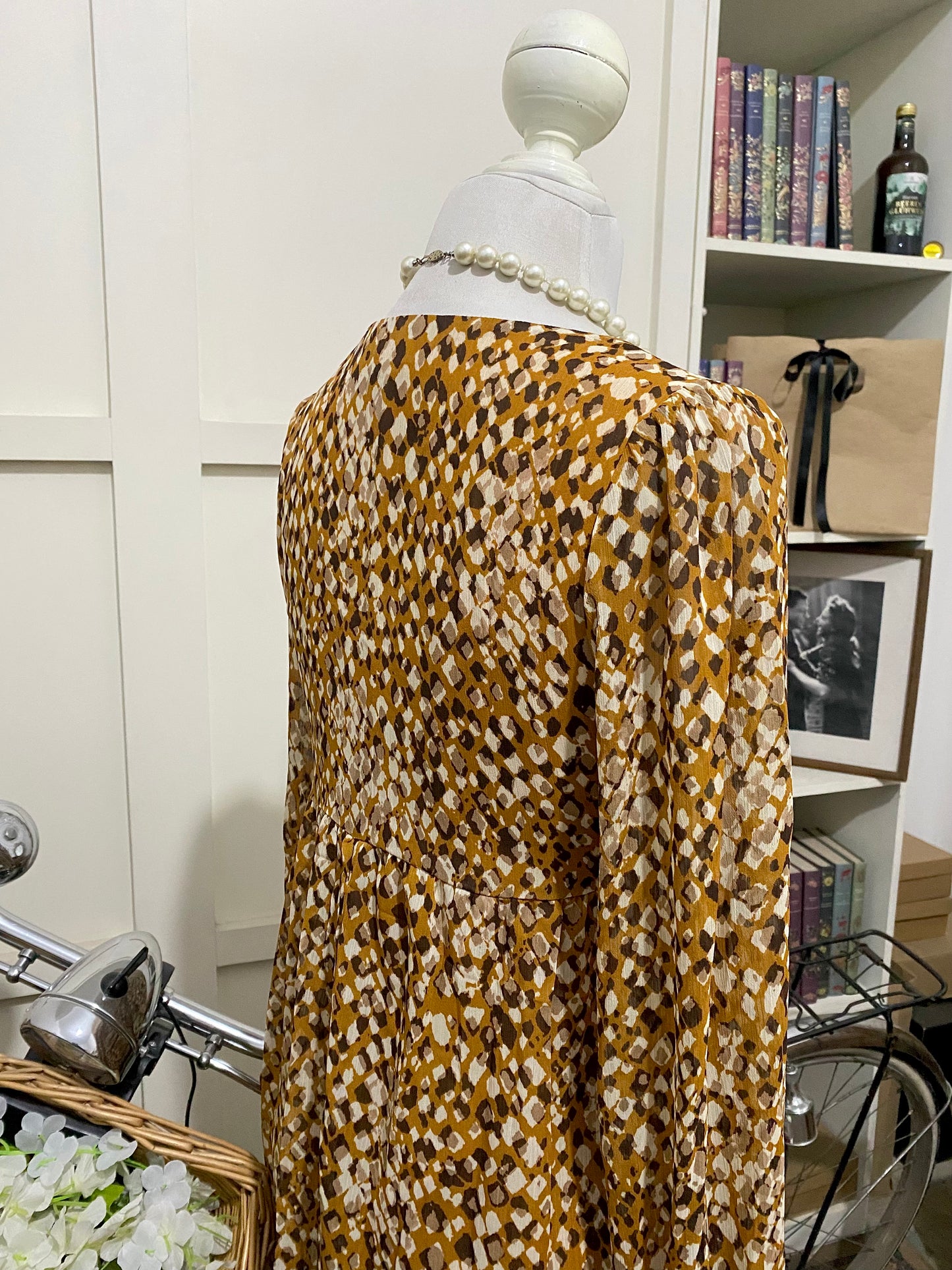 Fania, vestido corto línea A café integral estampado manga larga