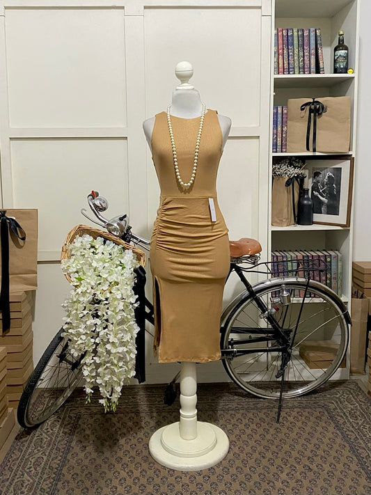 Amarilis, vestido midi ajustado mostaza sin manga