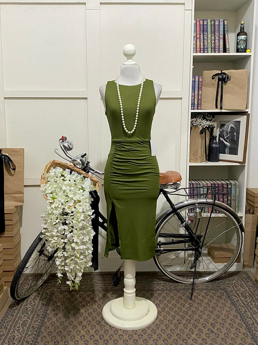 Amarilis, vestido midi ajustado verde militar sin manga