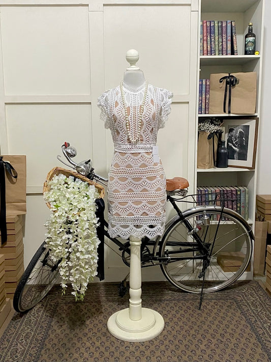 Macra, vestido corto ajustado blanco sin manga