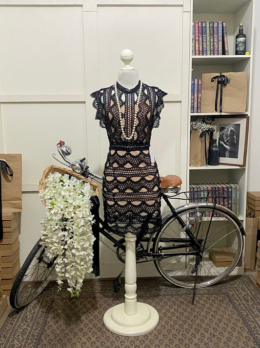 Macra, vestido corto ajustado negro sin manga