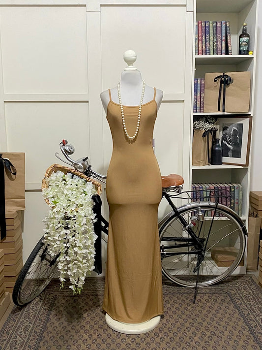 Alya, vestido largo ajustado champán tirantes