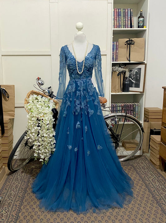 Begoña, vestido largo línea A neblina azul manga larga