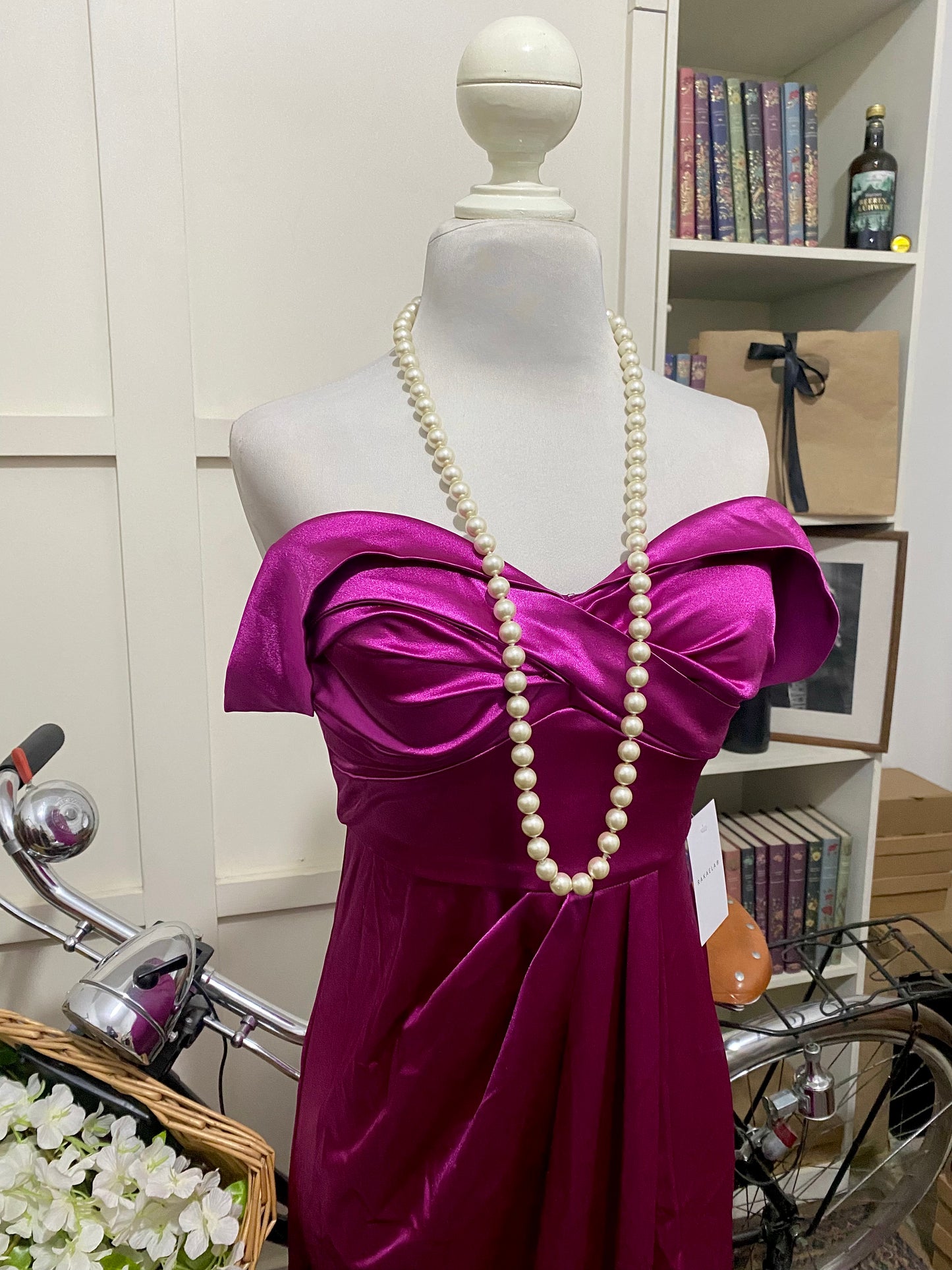 Vestido largo ajustado fucsia hombros descubiertos manga caída