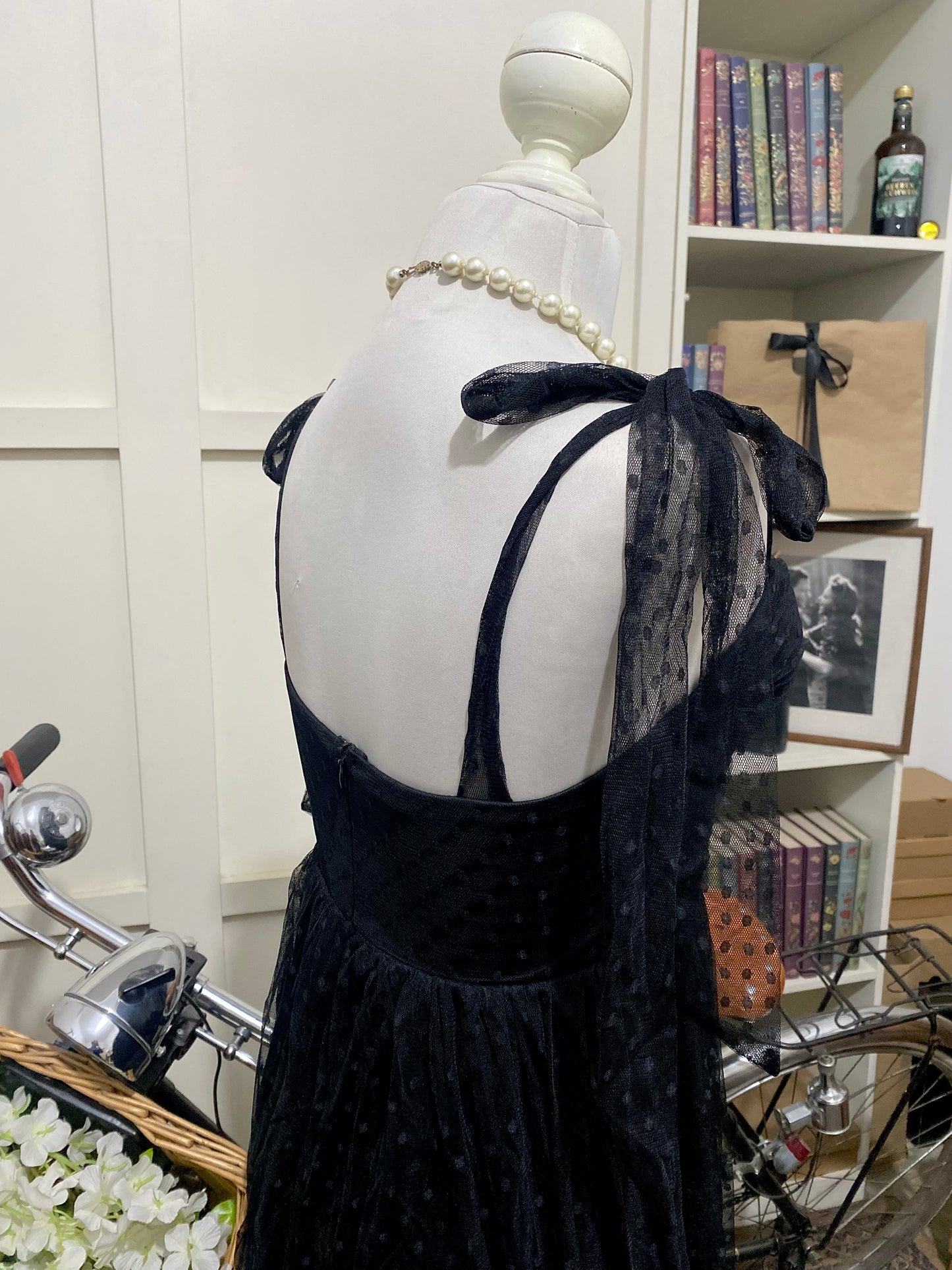 Vestido midi línea A negro tirantes