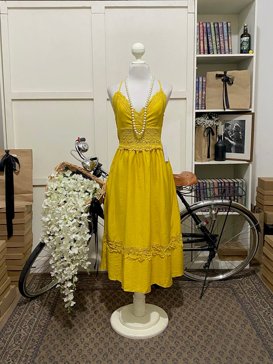 Vestido midi línea A amarillo tirantes