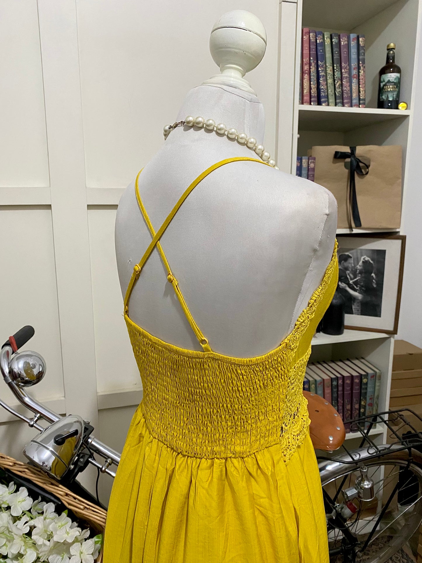 Vestido midi línea A amarillo tirantes