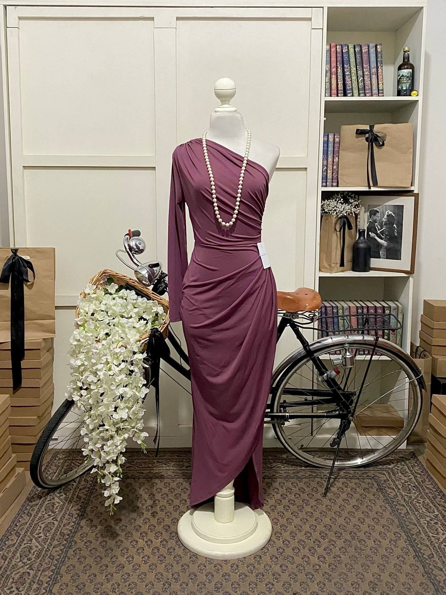 Vestido largo ajustado rosa vieja una manga larga