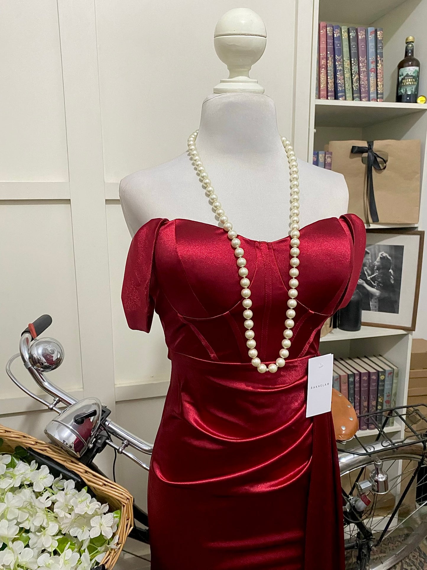 Vestido largo ajustado burdeos o tinto hombros descubiertos manga caída