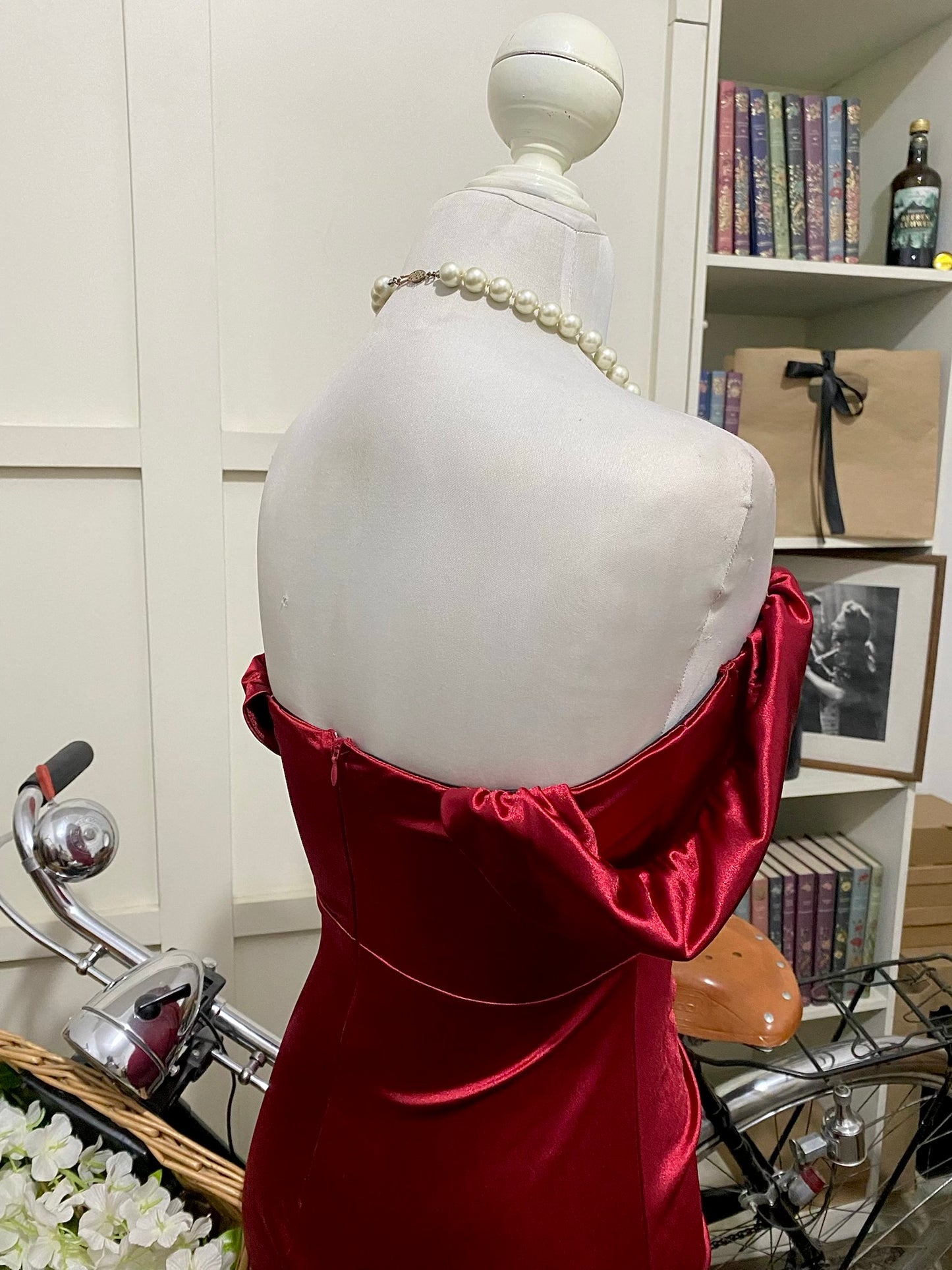 Vestido largo ajustado burdeos o tinto hombros descubiertos manga caída