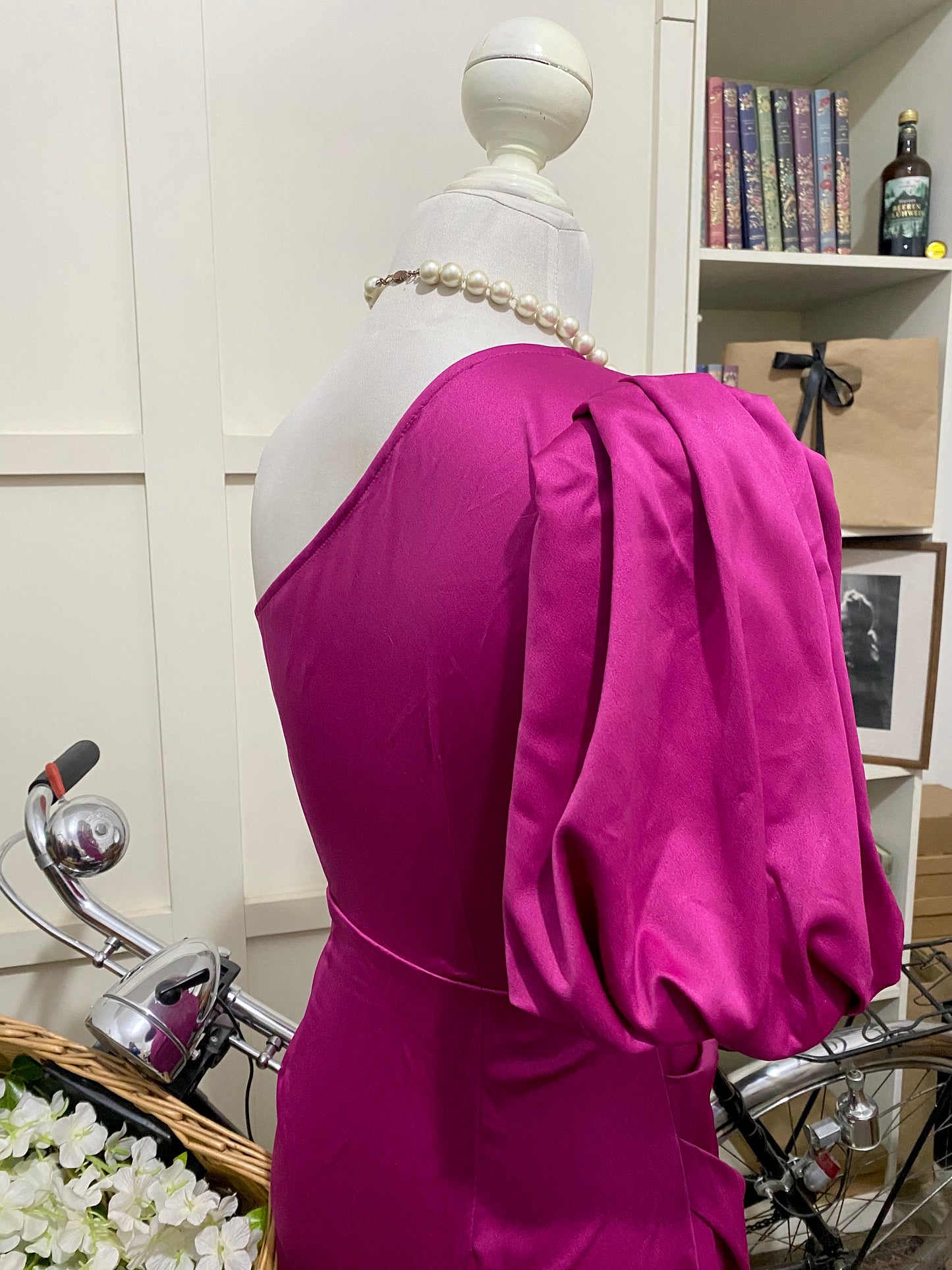 Vestido midi ajustado fucsia una manga