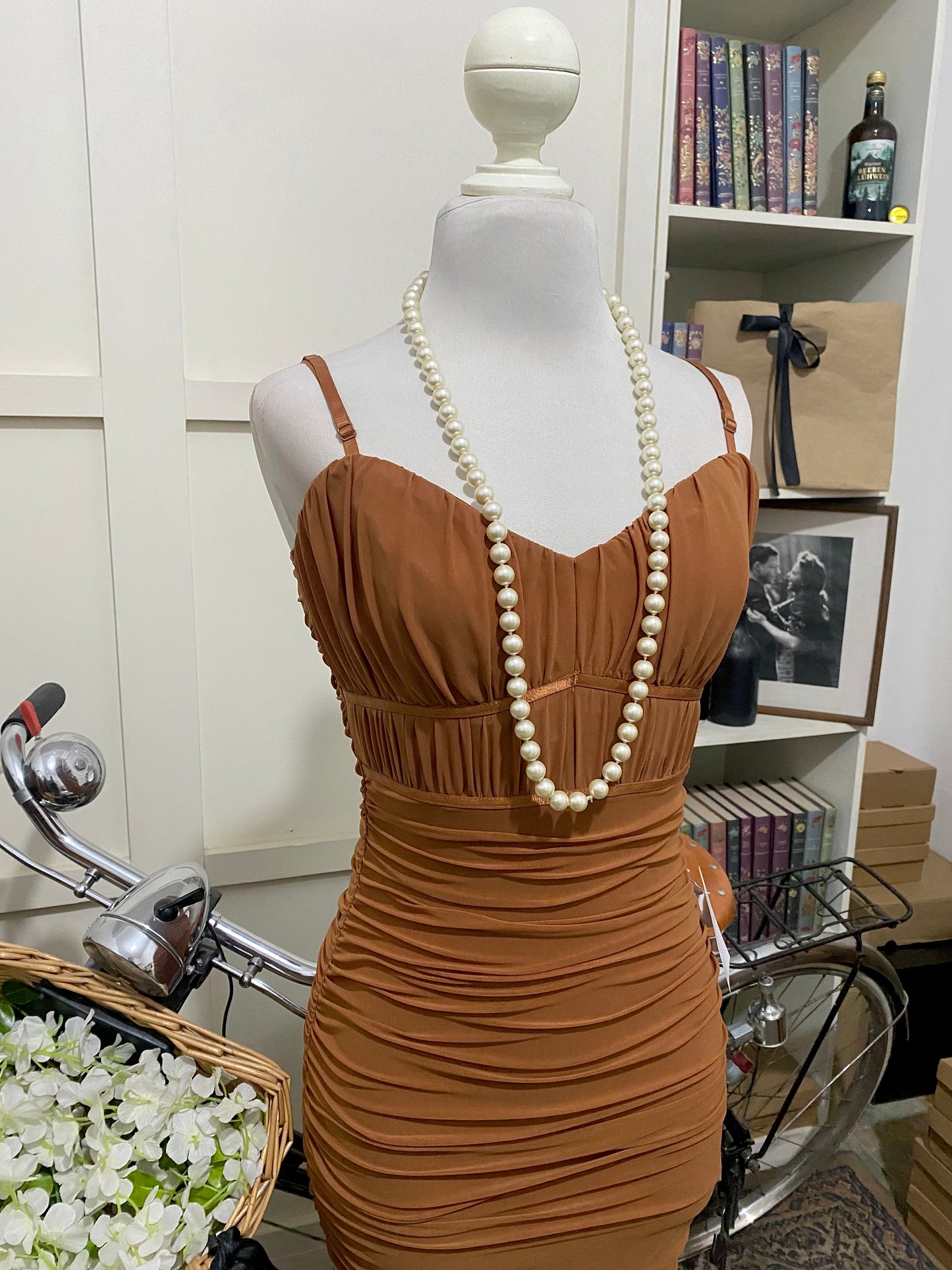 Vestido midi ajustado marrón tirantes