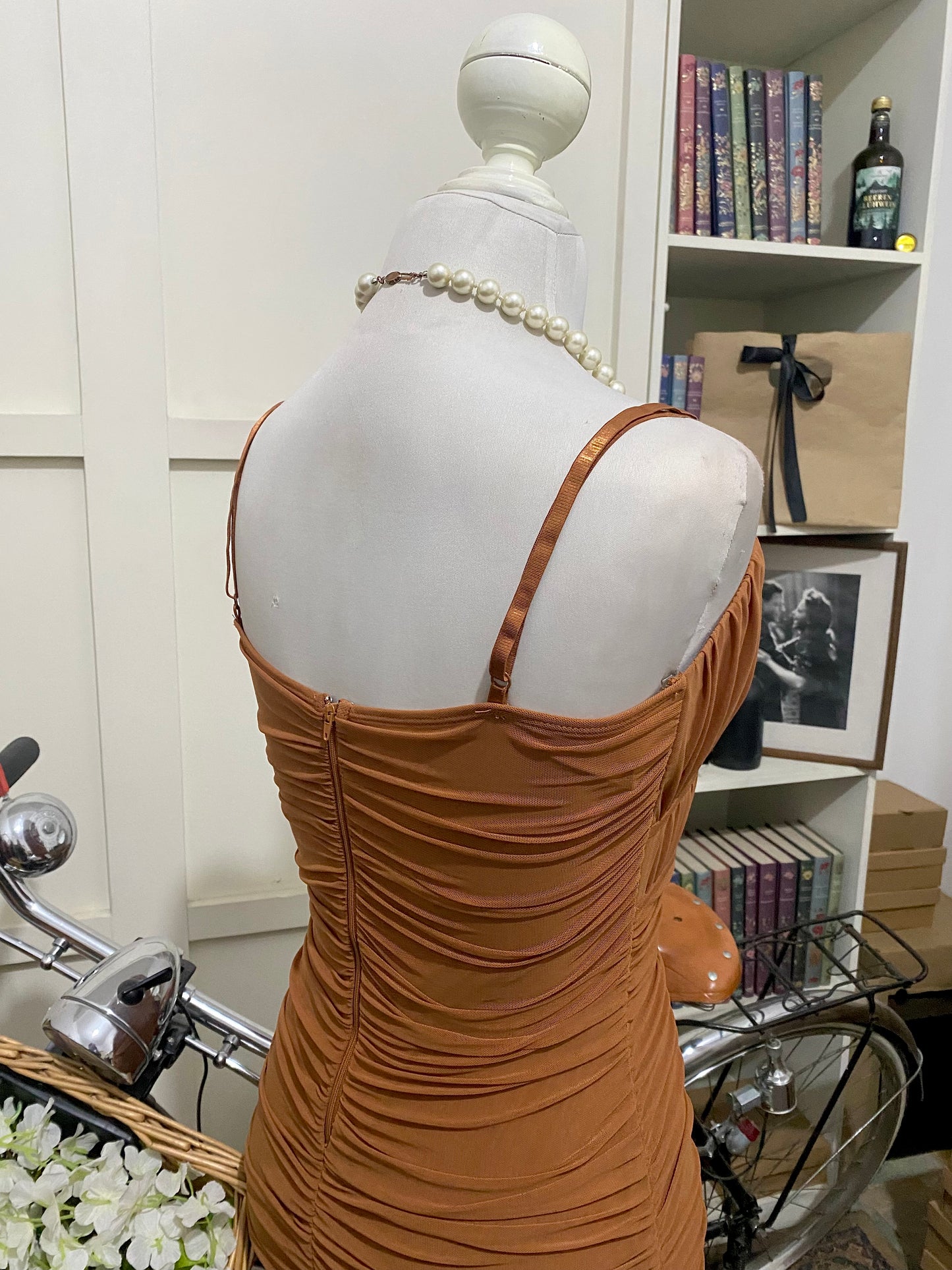 Vestido midi ajustado marrón tirantes