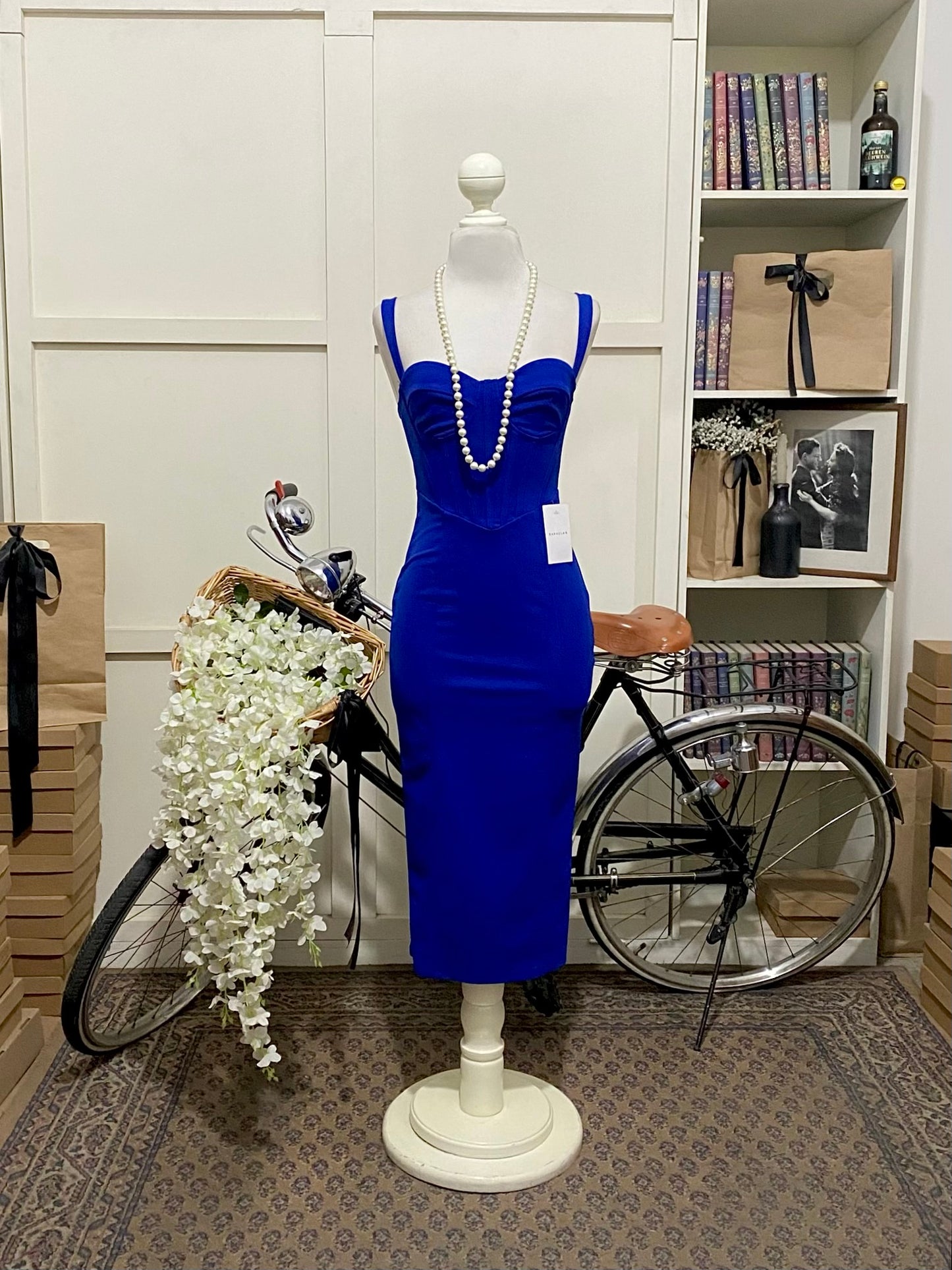 Vestido midi ajustado azul rey o real tirantes